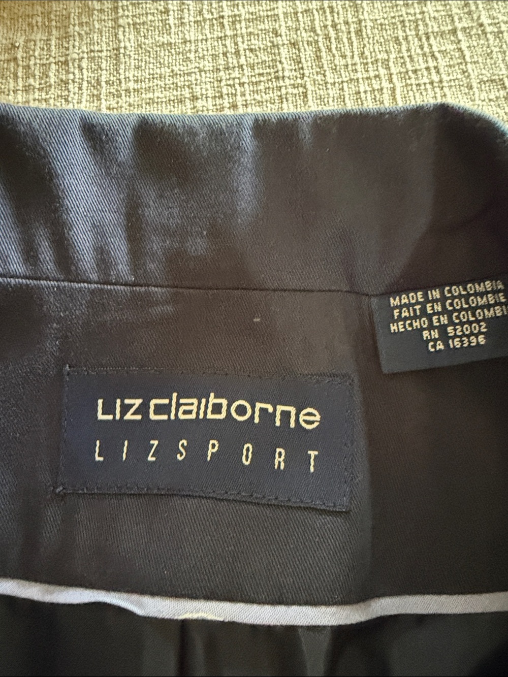 Liz Claiborne Navy Women's Tailored Blazer
100% cotton
Size 4 - Picture 3 of 7